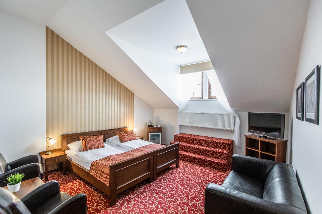 Hotel U Zlateho Kohouta 크로메르지 외부 사진