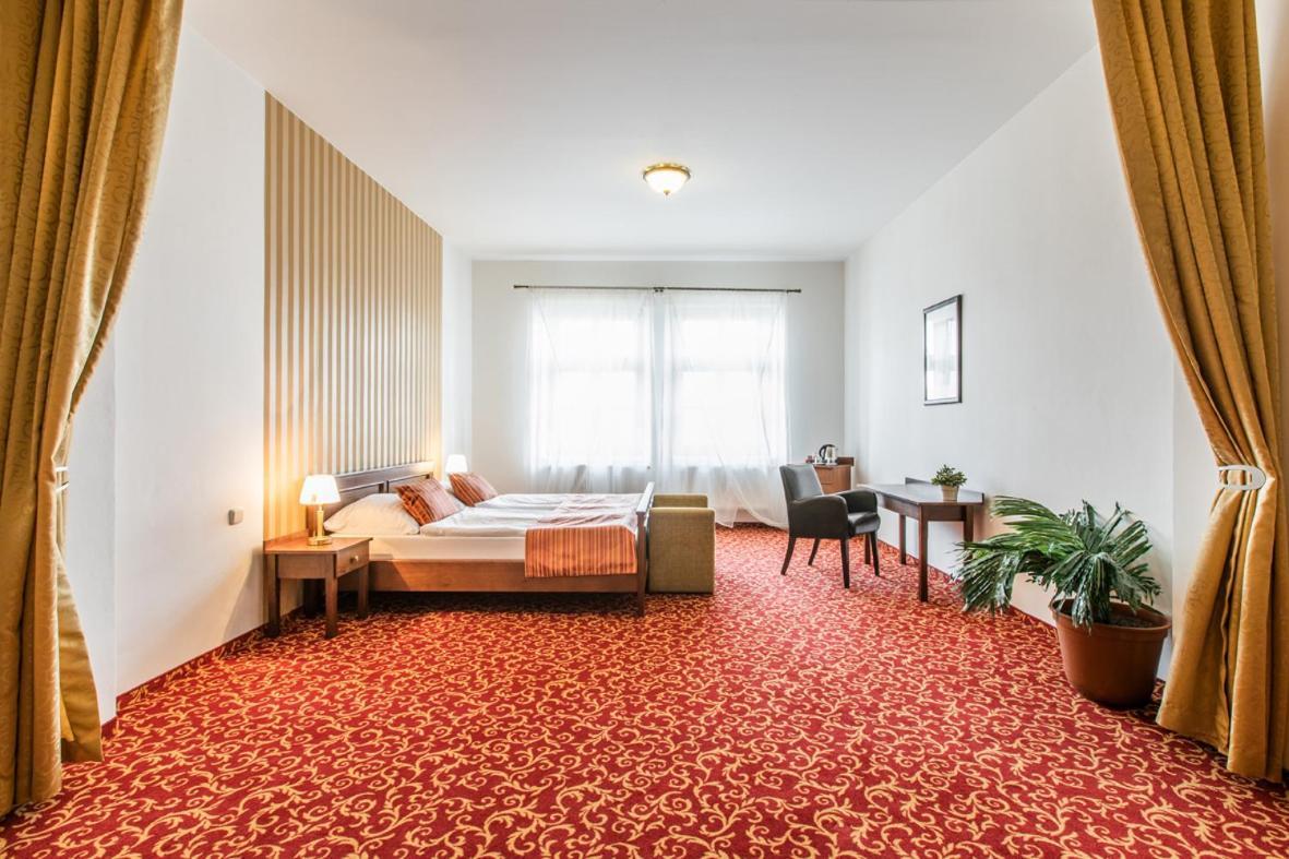 Hotel U Zlateho Kohouta 크로메르지 외부 사진