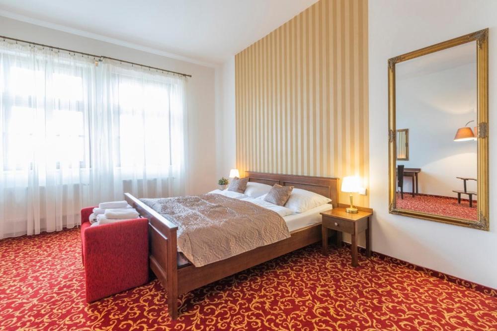 Hotel U Zlateho Kohouta 크로메르지 외부 사진