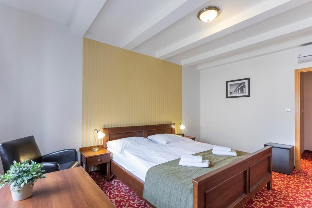 Hotel U Zlateho Kohouta 크로메르지 외부 사진