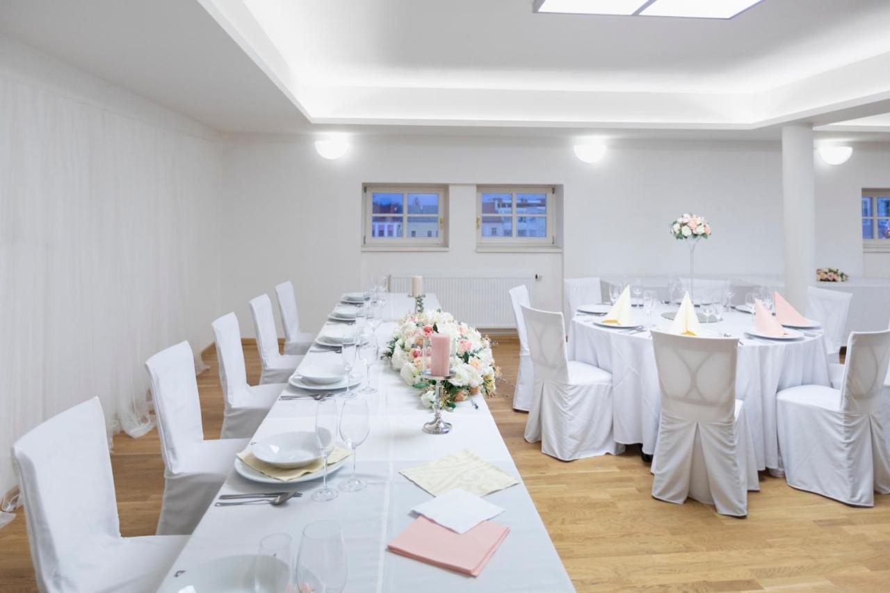 Hotel U Zlateho Kohouta 크로메르지 외부 사진